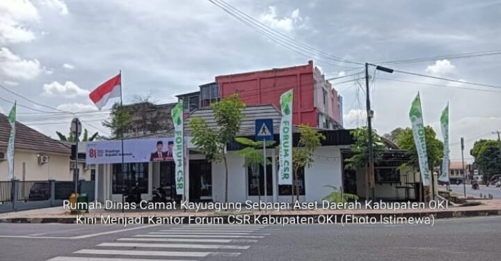 Siapa Beri Izin? Rumah Dinas Camat Kayuagung Diduga Jadi Kantor Forum CSR