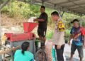 Bhabinkamtibmas Sialang Baru Bersama Petani, Lakukan Penggilingan Jagung Pipil