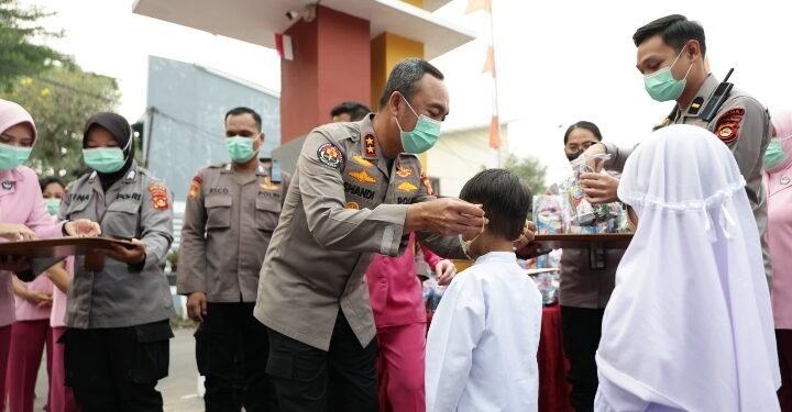 Cegah Dampak Asap Karhutla, Kapolda Sumsel Bagikan Ribuan Masker untuk Masyarakat