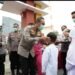 Cegah Dampak Asap Karhutla, Kapolda Sumsel Bagikan Ribuan Masker untuk Masyarakat
