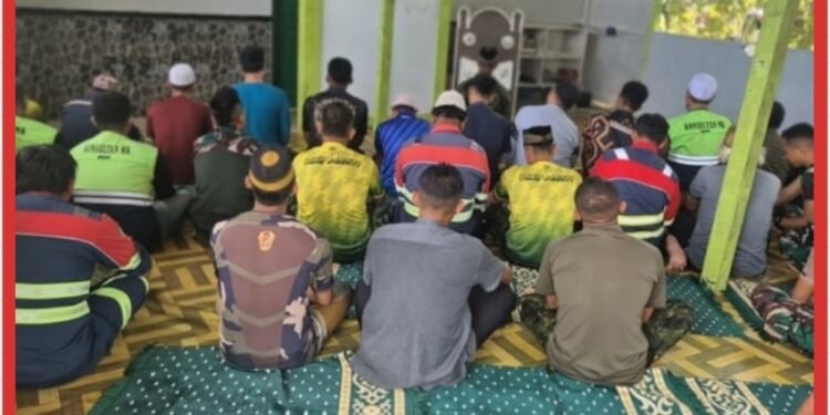 Pererat Toleransi Beragama, Satgas Pamtas Kewilayahan Gelar Komsos Bersama Warga dan Masyarakat Beragama Muslim di Desa Ampera