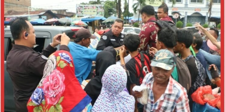 Jum’at Berkah, Bid Humas Polda Sumut Berbagi Kasih dengan Sopir, Pengemudi Becak Motor dan Ojol