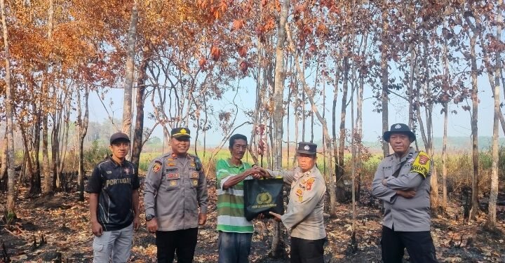 Cegah Karhutla, Polsek Gelumbang Edukasi Warga Hingga Salurkan Bansos
