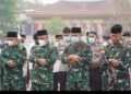 Upaya Menghadapi Karhutla, Korem 121/Abw Bersama Pemerintah Daerah dan Ribuan Masyarakat Kabupaten Sintang Gelar Sholat Istisqa