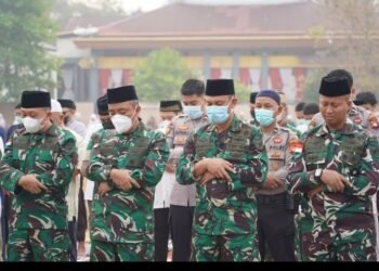 Upaya Menghadapi Karhutla, Korem 121/Abw Bersama Pemerintah Daerah dan Ribuan Masyarakat Kabupaten Sintang Gelar Sholat Istisqa