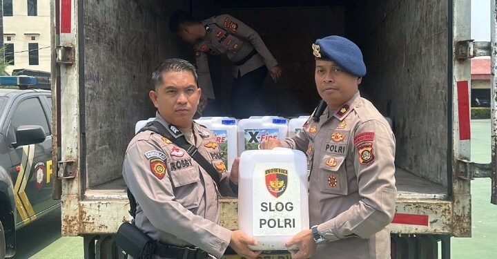Polda Sumsel Distribusikan 100 Jerigen Cairan Pemadam X-Fire ke 11 Polres