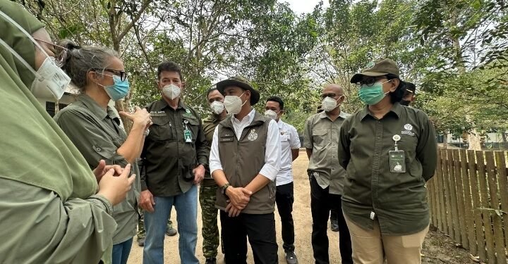 Danrem 121/Abw dampingi Menteri Kehutanan RI kunjungi Yayasan Inisiasi Alam Rehabilitasi Indonesia (YIARI) Ketapang