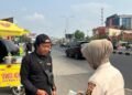 Personel Bidhumas Polda Sumsel Bagikan Sarapan, Ajak Warga Berdoa untuk Penanganan Karhutla
