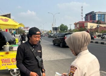 Personel Bidhumas Polda Sumsel Bagikan Sarapan, Ajak Warga Berdoa untuk Penanganan Karhutla