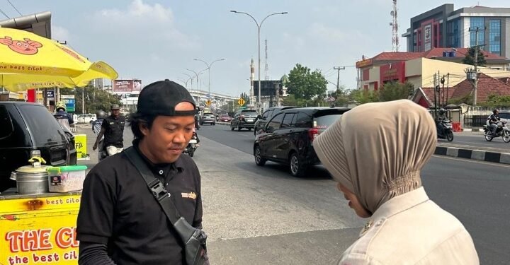Personel Bidhumas Polda Sumsel Bagikan Sarapan, Ajak Warga Berdoa untuk Penanganan Karhutla