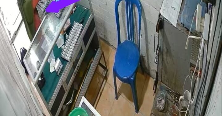 Terekam CCTV, Perempuan di Palembang Ditangkap Usai Curi Perhiasan Perak Rp4,64 Juta