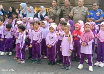 Pakai Mobil Patroli Satpol PP, Puluhan Anak TK Aisyiyah Bustanul Athfal Kunjungi Mako Damkarmat Medan 