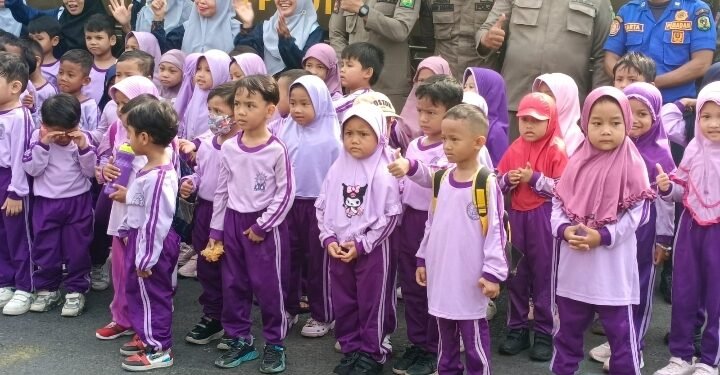 Pakai Mobil Patroli Satpol PP, Puluhan Anak TK Aisyiyah Bustanul Athfal Kunjungi Mako Damkarmat Medan 
