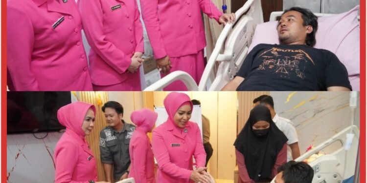 Wujud Bhayangkari Peduli, Ny. Martina Rony Samtana Jenguk Wartawan dan Mahasiswa Korban Insiden