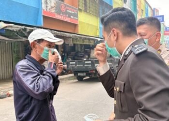 Tanggap Kualitas Udara, Polda Sumsel Bagikan 2.000 Masker dan Sarung Tangan untuk Masyarakat
