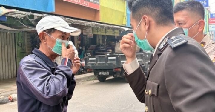 Tanggap Kualitas Udara, Polda Sumsel Bagikan 2.000 Masker dan Sarung Tangan untuk Masyarakat