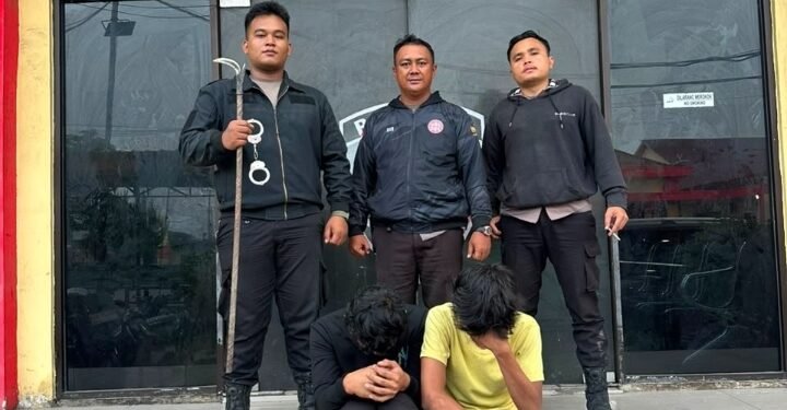Tim Macan Belawan Bubarkan Tawuran di Mabar, Dua Pemuda Diamankan Bawa Sajam dan Knuckle