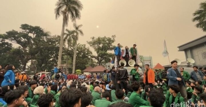 15 Kampus Geruduk Kantor Gubernur Sumsel, Mahasiswa Kecewa Herman Deru Tak di Tempat