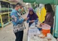 Aksi Cepat Tanggap Kabut Asap, Lurah 26 Ilir D Satu Chairil, S.H. Turun ke Jalan Bagikan Masker untuk Warga