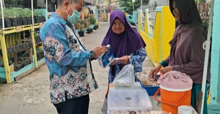 Aksi Cepat Tanggap Kabut Asap, Lurah 26 Ilir D Satu Chairil, S.H. Turun ke Jalan Bagikan Masker untuk Warga