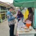 Aksi Cepat Tanggap Kabut Asap, Lurah 26 Ilir D Satu Chairil, S.H. Turun ke Jalan Bagikan Masker untuk Warga