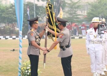 Serah Terima Pataka Atidhira Wirabakti, Irjen Pol. Rony Samtana Resmi Pimpin Polda Sumsel