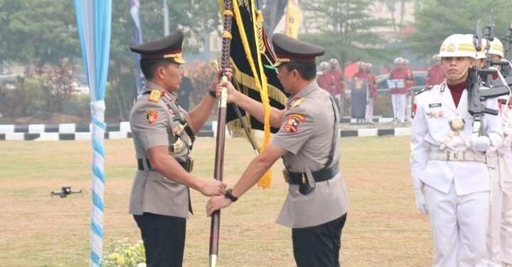 Serah Terima Pataka Atidhira Wirabakti, Irjen Pol. Rony Samtana Resmi Pimpin Polda Sumsel