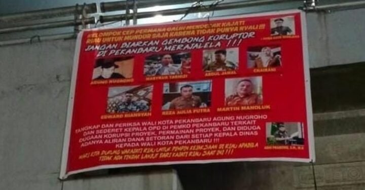 Poster Dugaan Korupsi Proyek di Pemko Pekanbaru Muncul di Bawah Jembatan Flyover, Masyarakat Minta Kejati Riau Turun Tangan
