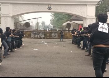 Gerbang Kantor Gubernur Jambi Roboh di Tarik Massa, Al Haris Dituntut Bertanggung Jawab Atas Karhutla 