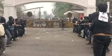 Gerbang Kantor Gubernur Jambi Roboh di Tarik Massa, Al Haris Dituntut Bertanggung Jawab Atas Karhutla 