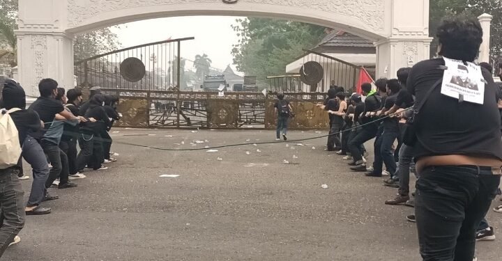 Gerbang Kantor Gubernur Jambi Roboh di Tarik Massa, Al Haris Dituntut Bertanggung Jawab Atas Karhutla 